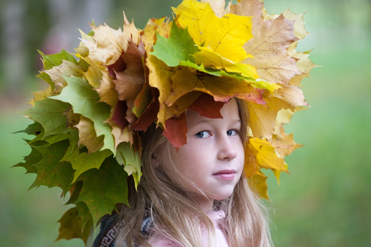 Bunte Blätterkronen für die Meister des Waldes – mit Kopfschmuck aus Naturmaterialien die Farben des Herbstes feiern