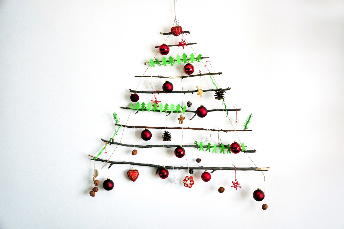 „Hängender“ Weihnachtsbaum aus Ästen – so holen Sie sich ein Stück Natur in die Einrichtung