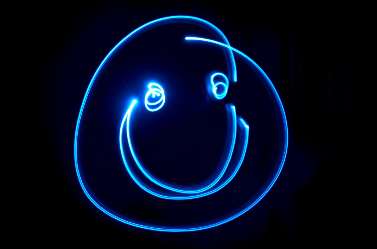 Bieten Sie den Schulkindern eine neue Art der Kreativität: bunte Lichtgraffiti im Dunkeln