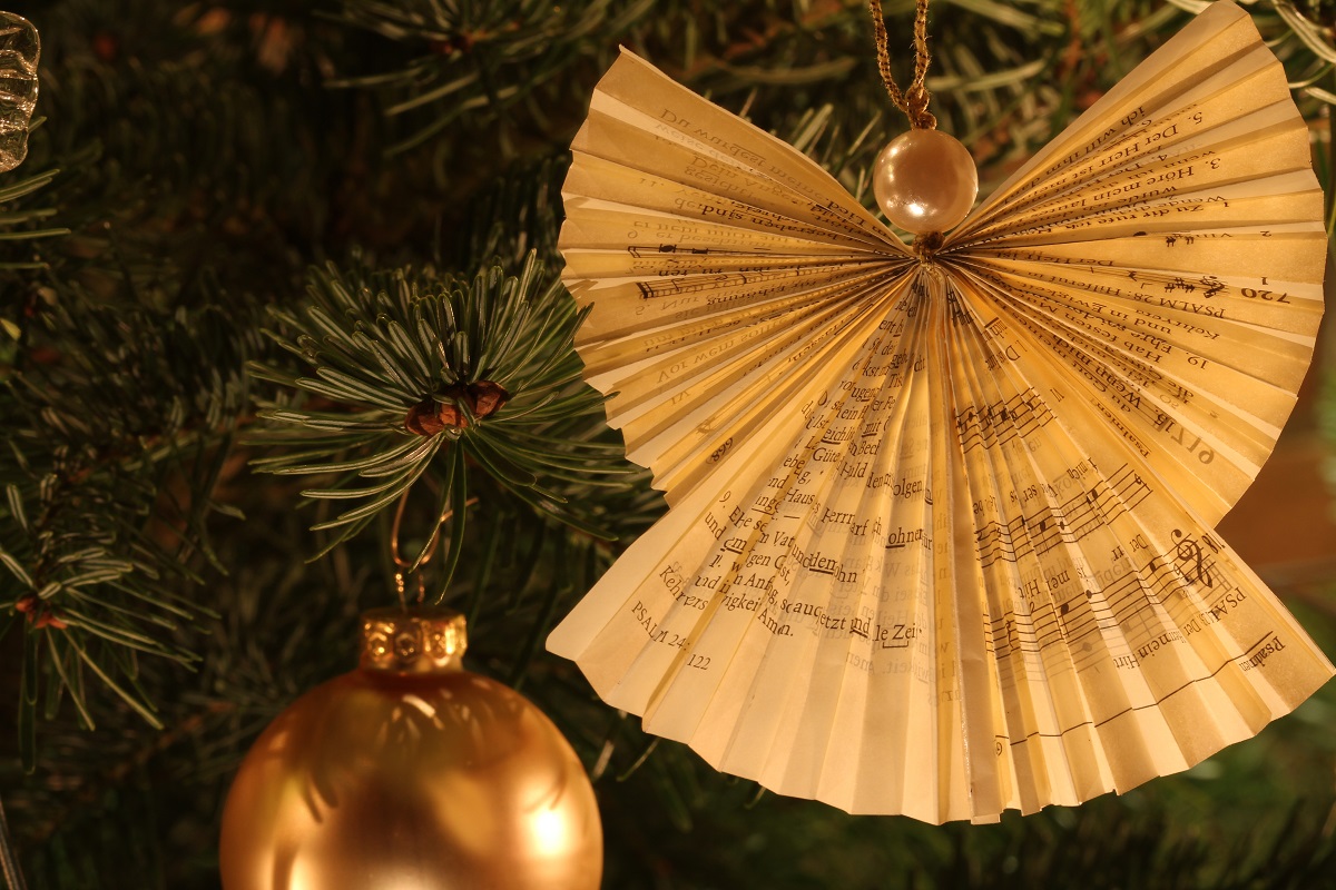 Magische Engel aus Buchseiten oder Zeitungspapier – der ideale Geschenkanhänger